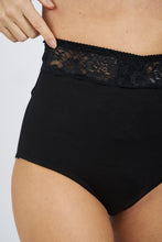 Cargar imagen en el visor de la galería, Braguita Ostomía de Algodón Ostocare Cintura Alta con Encaje - Preventa